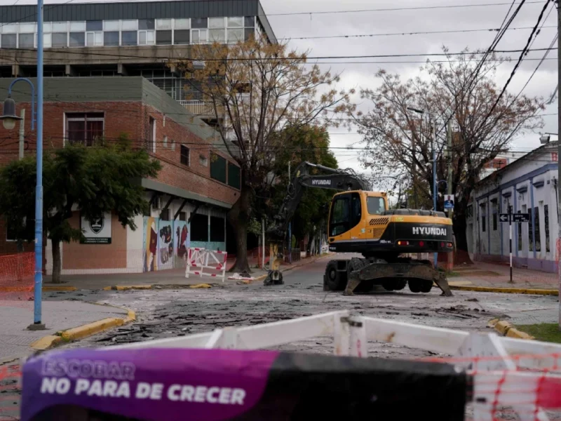 máquina trabajando en la esquina de la calle César Díaz y Asborno