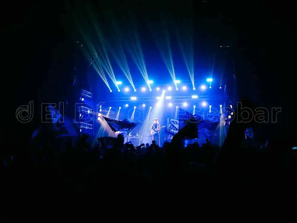 Skay junto a su público en el microestadio de Savio