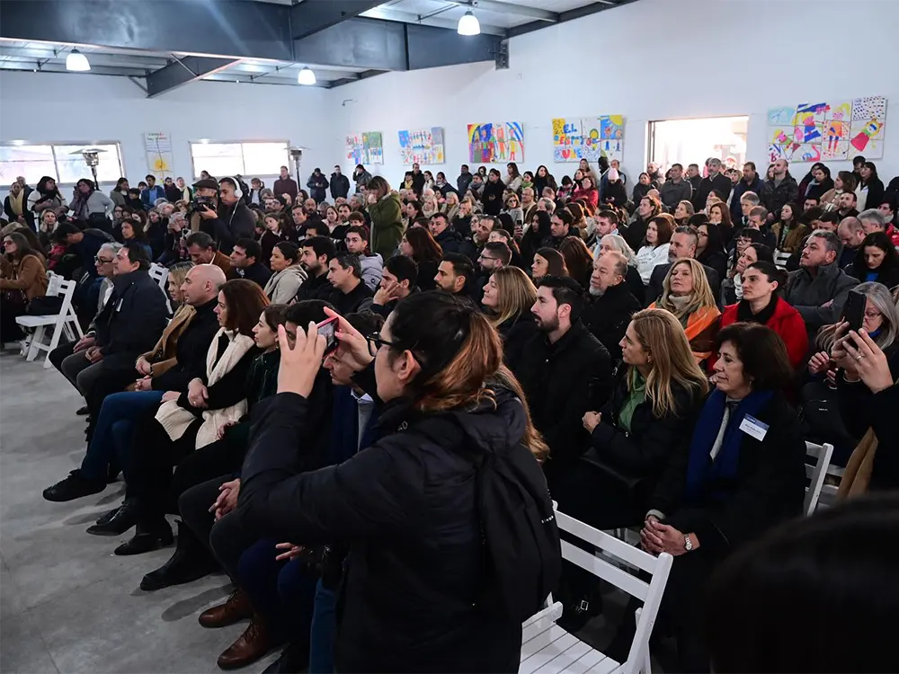 autoridades y miembros de la comunidad educativa durante el acto