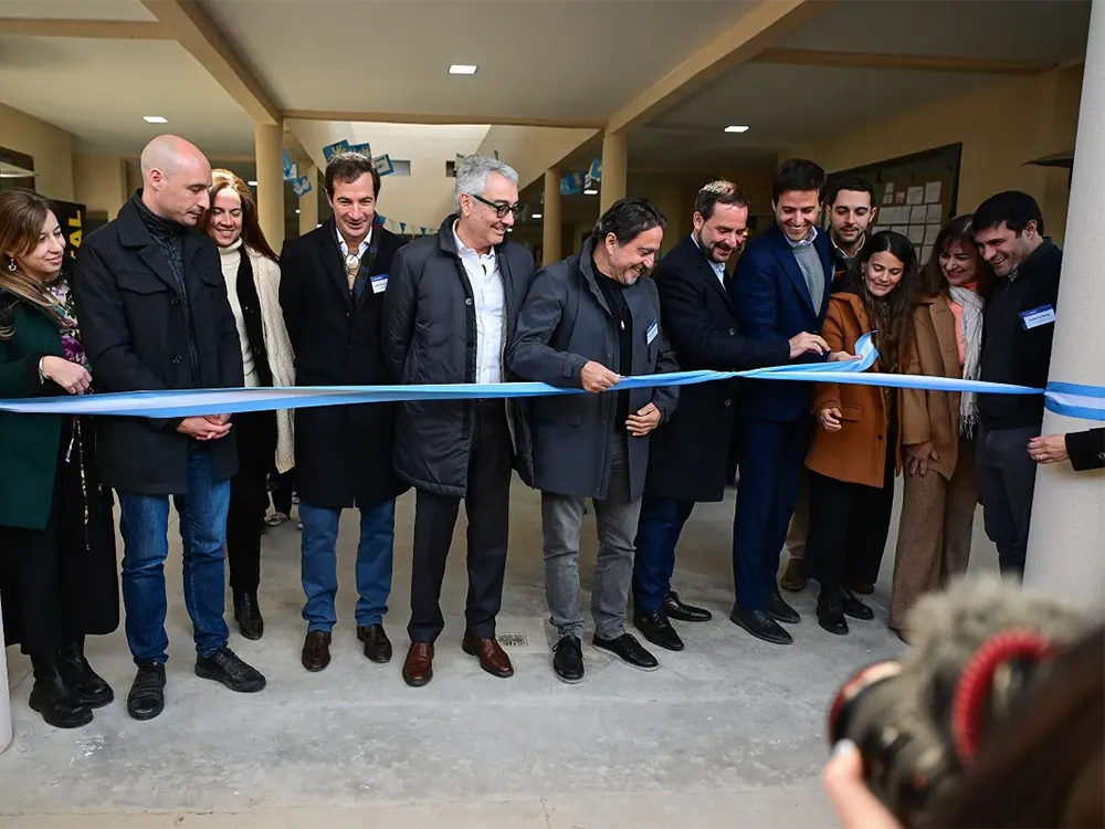 autoridades en el corte de cintas