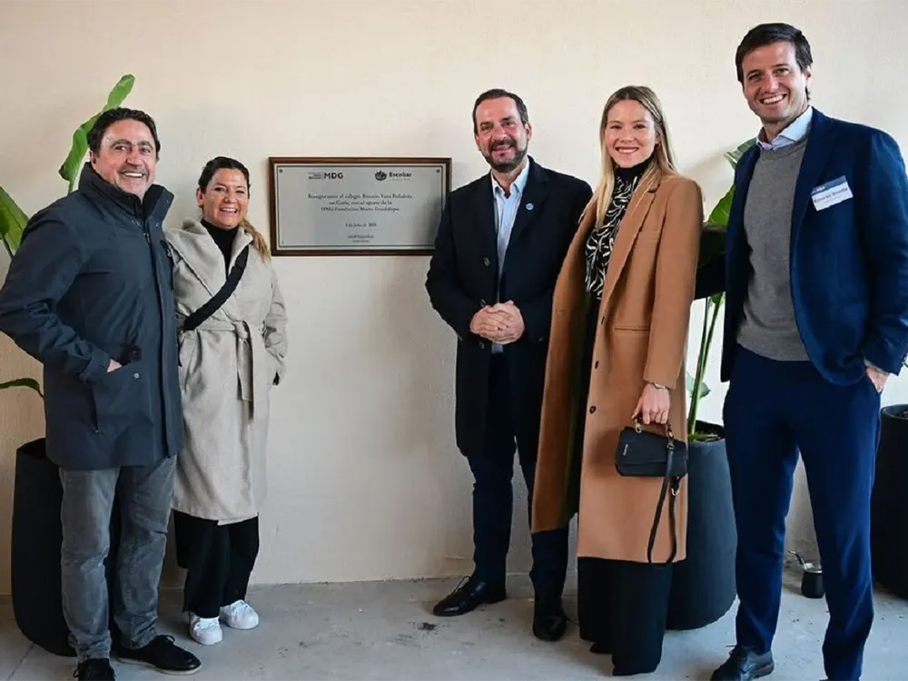 autoridades descubren la placa inaugural de la escuela