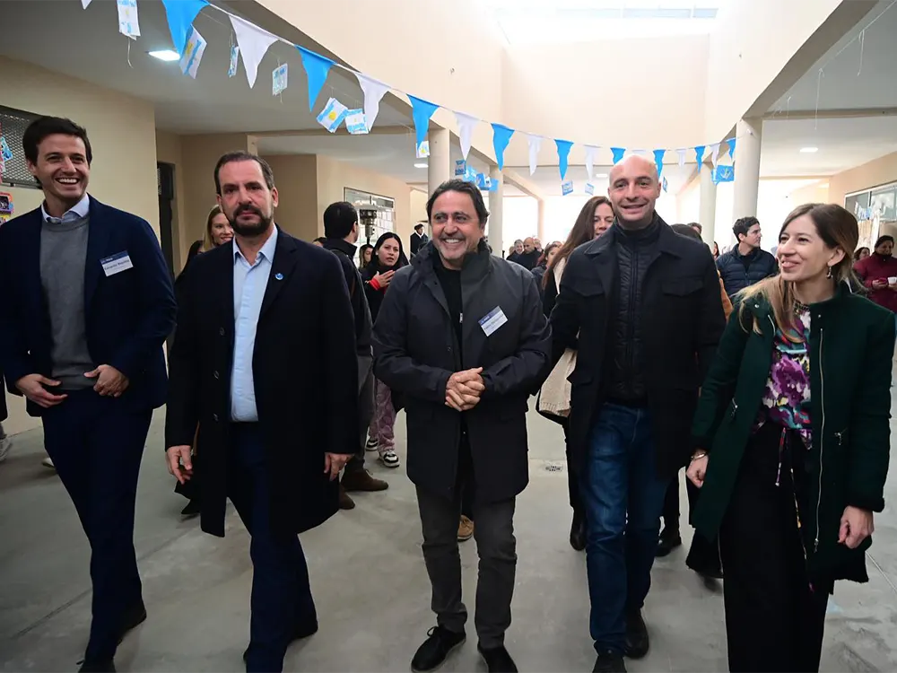 autoridades recorren la flamante escuela