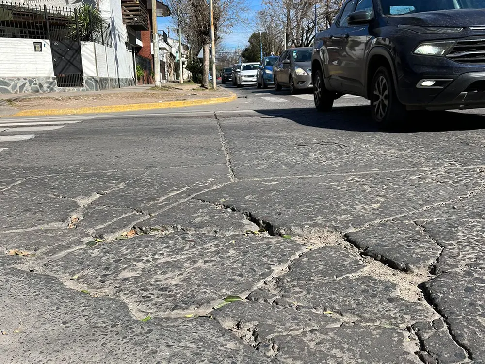 bache asfáltico ubicado sobre la parada de colectivo de la calle rivadavia