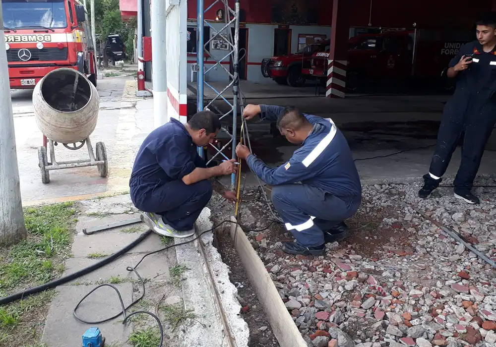 Bomberos colocando las columnas de hierro de la nueva sala de máquinas