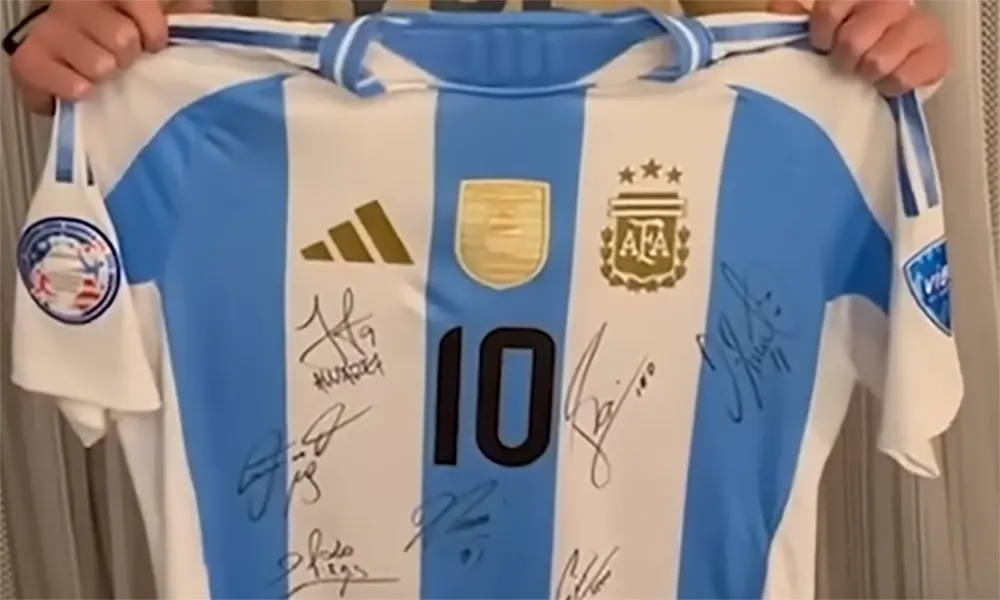 La camiseta de la selección campeona de América firmada por los integrantes del plantel