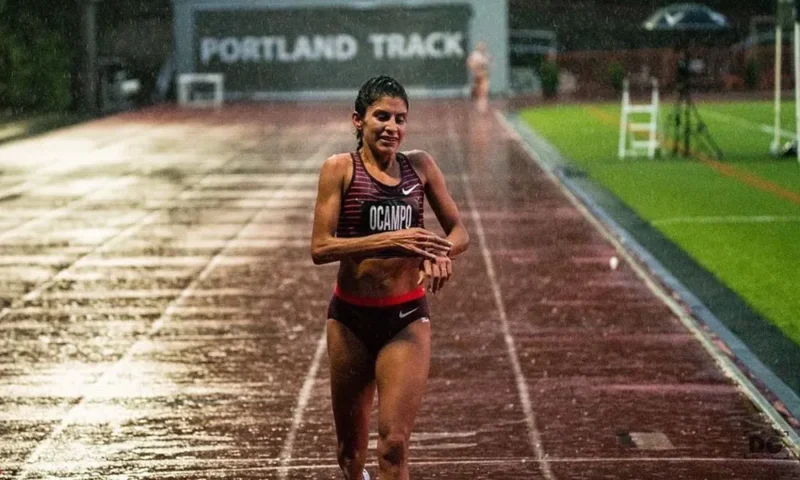 Daiana Ocampo corriendo bajo la lluvia
