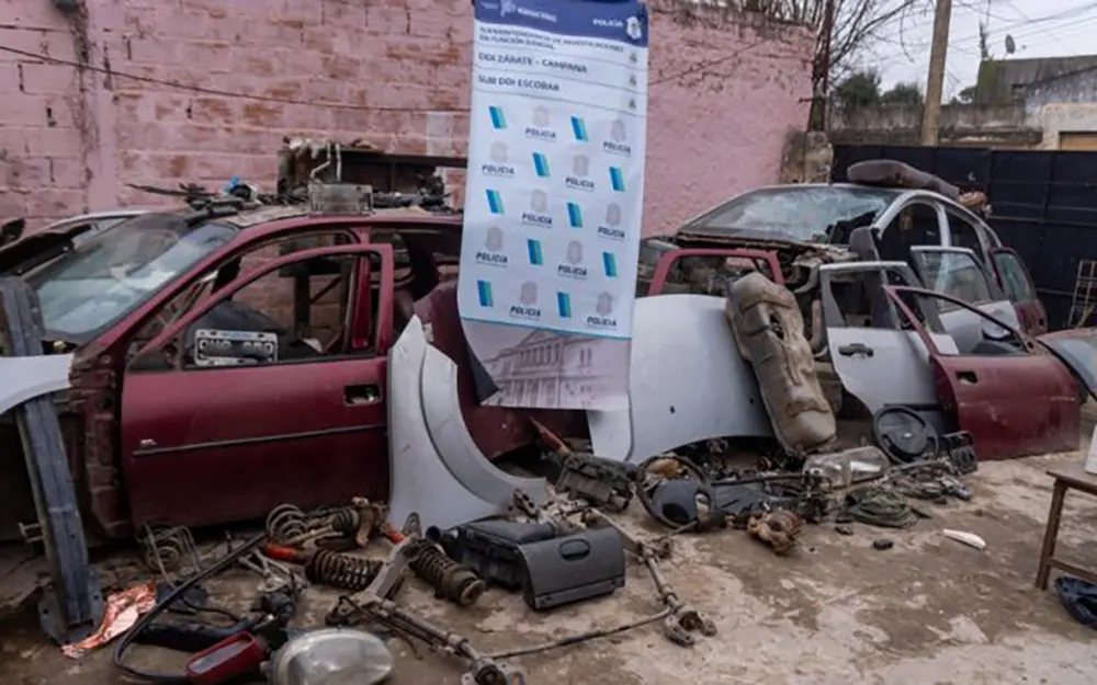 Allanaron otro desarmadero que funcionaba en el distrito: hay cuatro detenidos