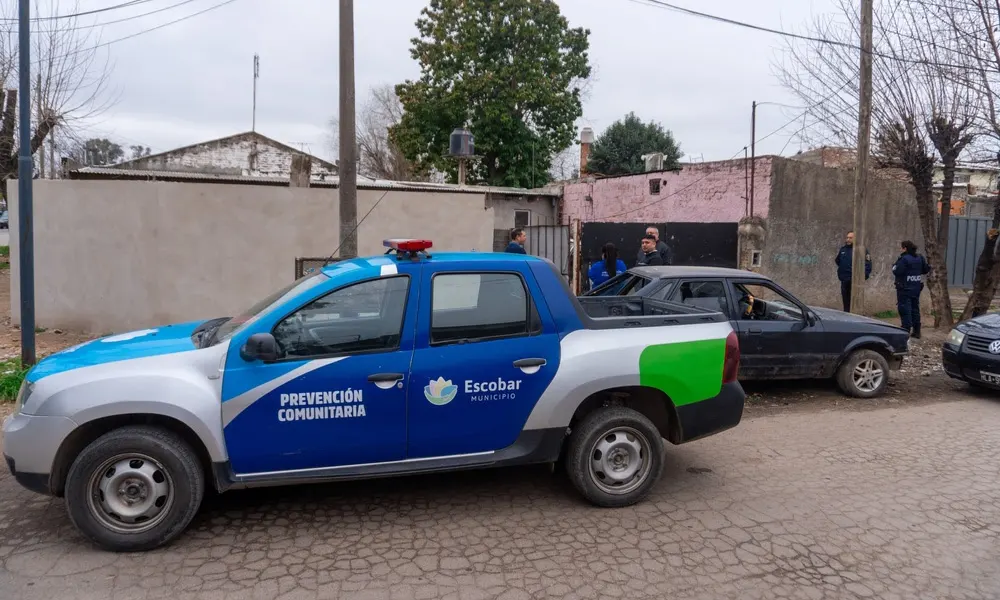 Personal policial en la puerta del domicilio donde operaba el desarmadero
