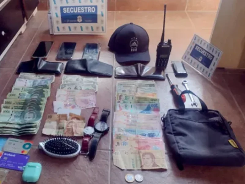 Tres sujetos que robaban pertenencias de automotores utilizando inhibidores de alarmas fueron detenidos en la localidad de Loma Verde en 2022.