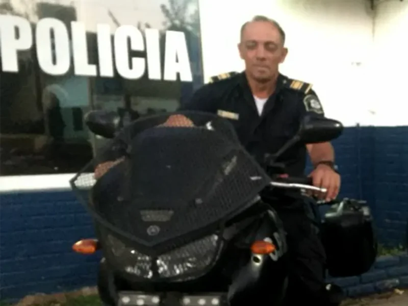 juan ríos en una moto de policía