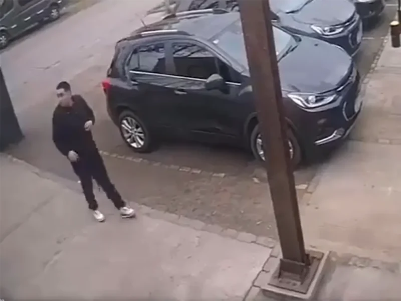 ladrón de autos con inhibidor de alarma captado por la cámara de seguridad