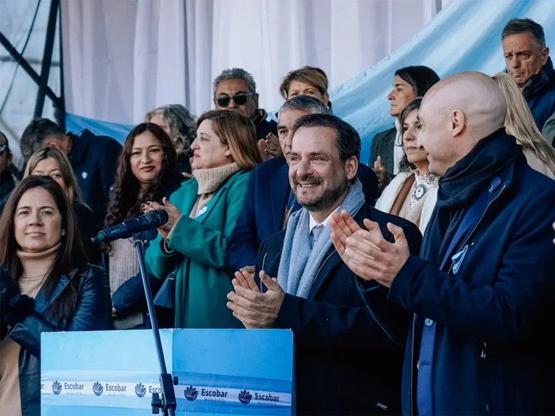 el intendente y otras autoridades en el palco