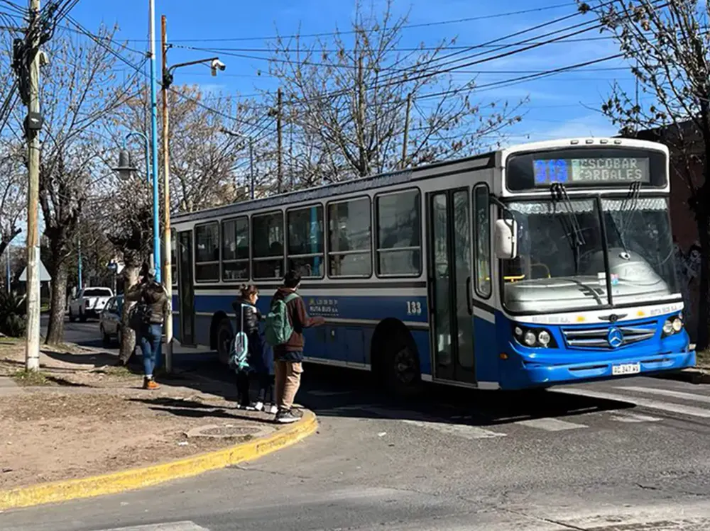 la parada de colectivo ubicada en la calle don bosco no dispone de un techo para los transeúntes