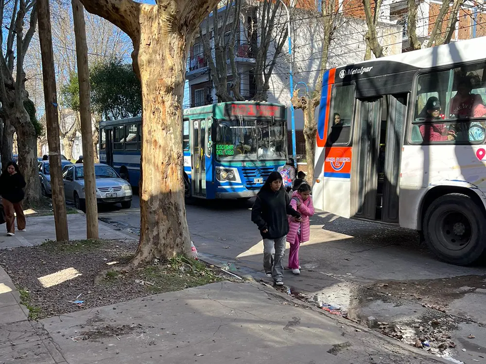 la parada de colectivo sobre rivadavia tampoco dispone de un techo para resguardarse
