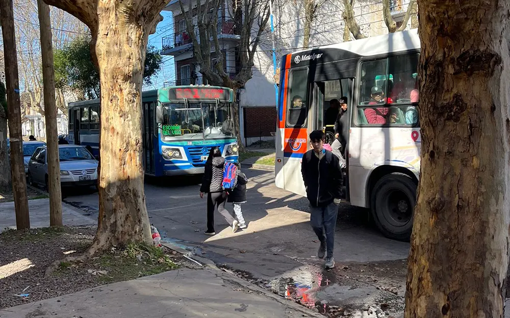 Sugieren mejoras en las paradas de colectivos de Rivadavia y Don Bosco