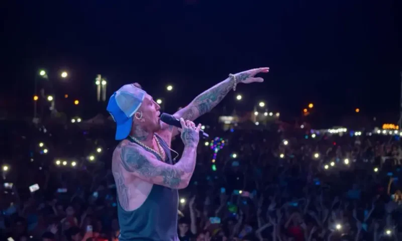 El popular cantante de cumbia el polaco en uno de sus shows