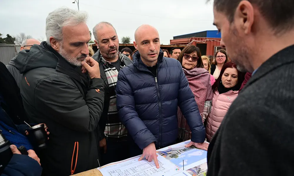 El secretario general del municipio, Carlos Ramil, supervisando la construcción de la nueva UDP