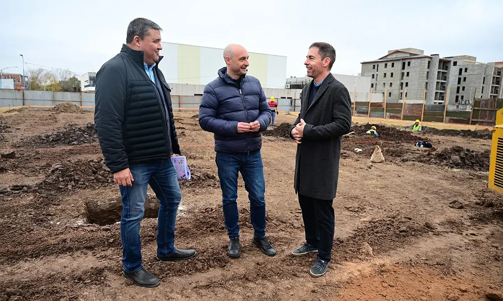 El secretario general, Carlos Ramil, conversando y supervisando la obra de la nueva UDP