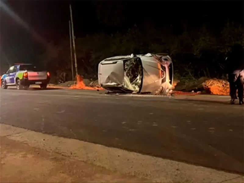 auto volcado sobre la ruta