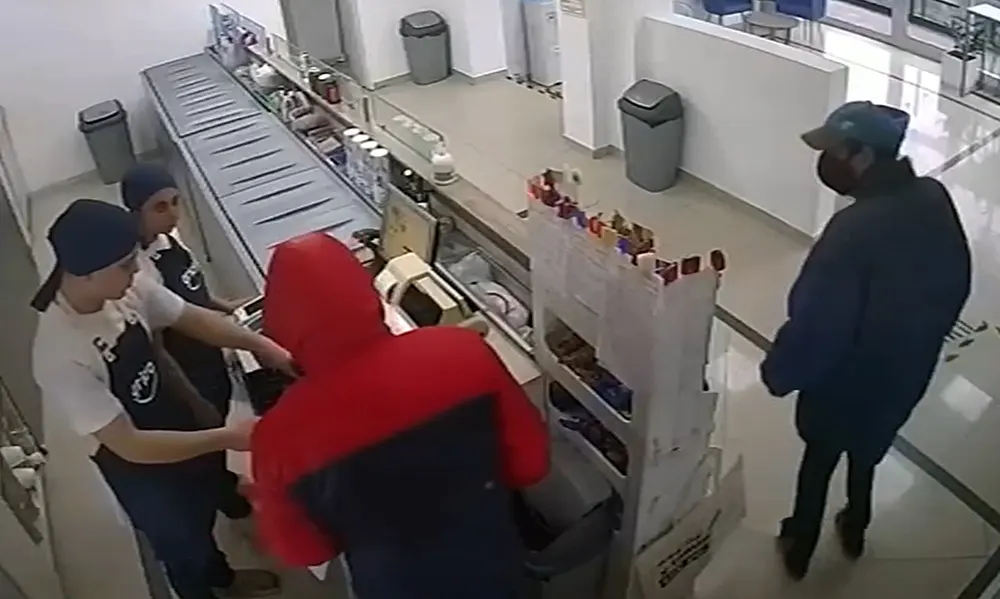 Los delincuentes entran al local para ejecutar el robo