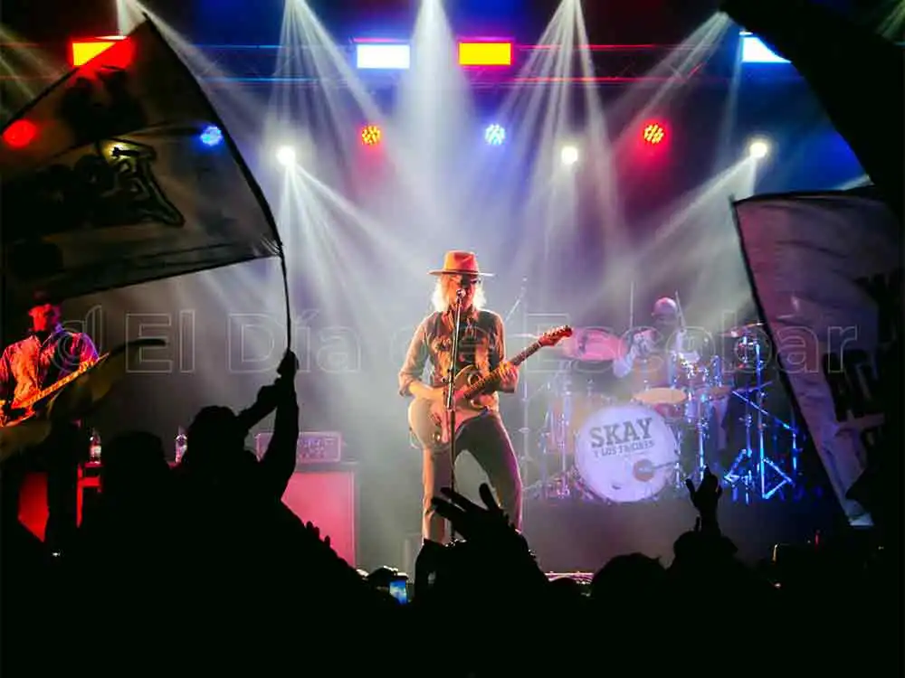 Skay tocando y cantando en Savio junto a los Fakires