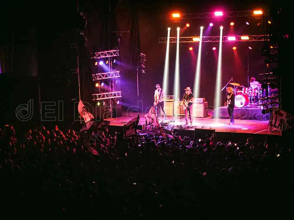 Skay y Los Fakires en pleno recital en Savio