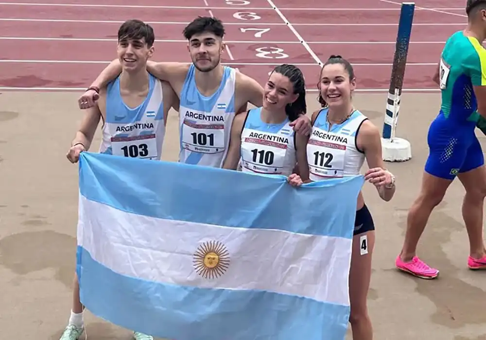 Malena Galván junto a otros atletas de la delegación argentina