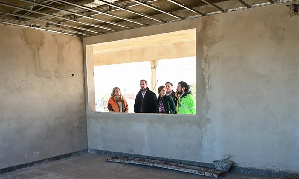 El intendente, Ariel Sujarchuk, estuvo presente recorriendo las obras de la escuela