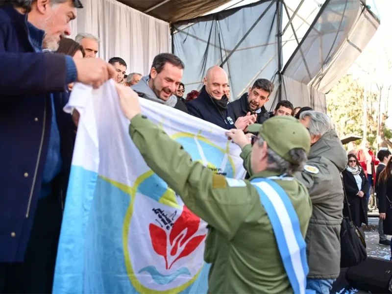 veteranos de guerra le obsequian una bandera al intendente