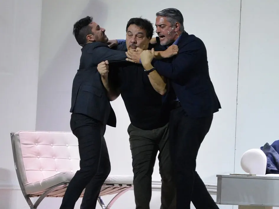 Echarri, Mirás y Slipak en el escenario durante una función de la obra de teatro ART, que en agosto regresa a Escobar