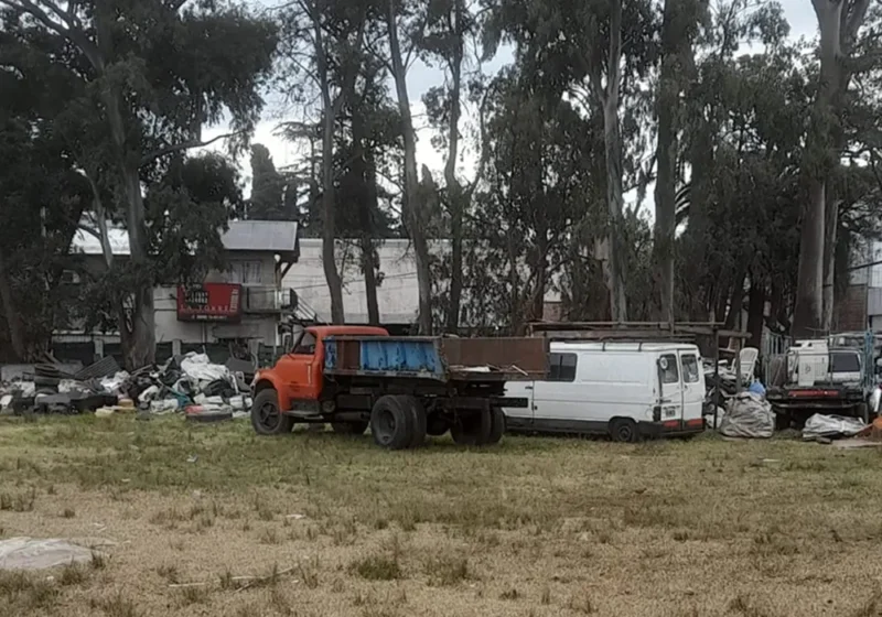 autos desarmados y chatarra en el predio de la familia Mori