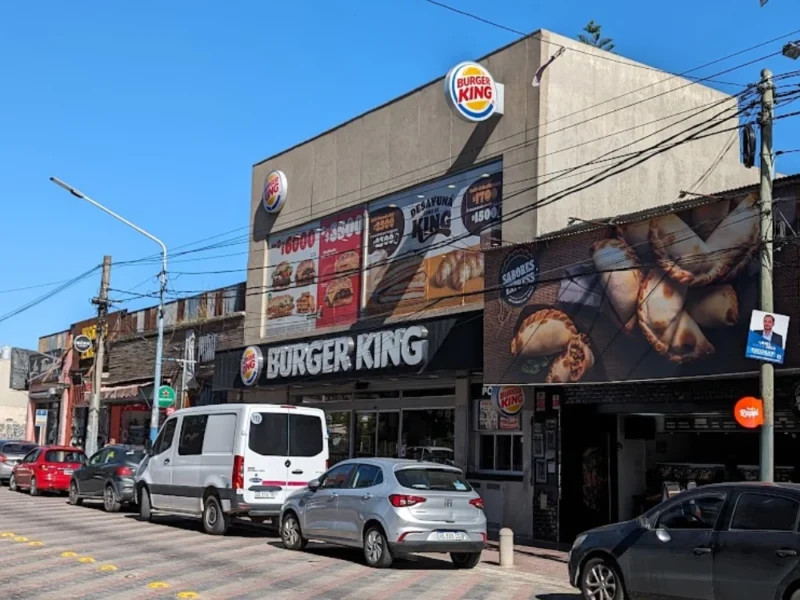 local de Burger King ubicado sobre la avenida Tapia de Cruz al 800