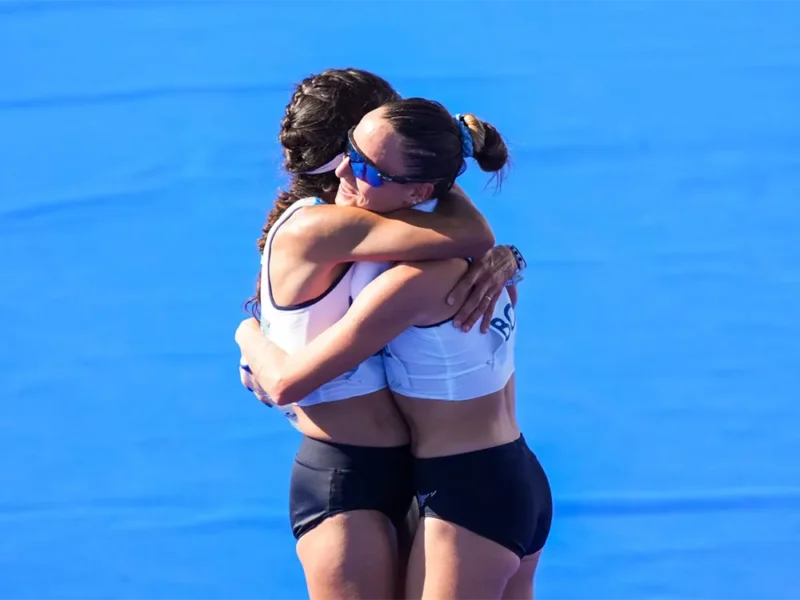 Daiana Ocampo se abraza con su compatriota Florencia Borelli