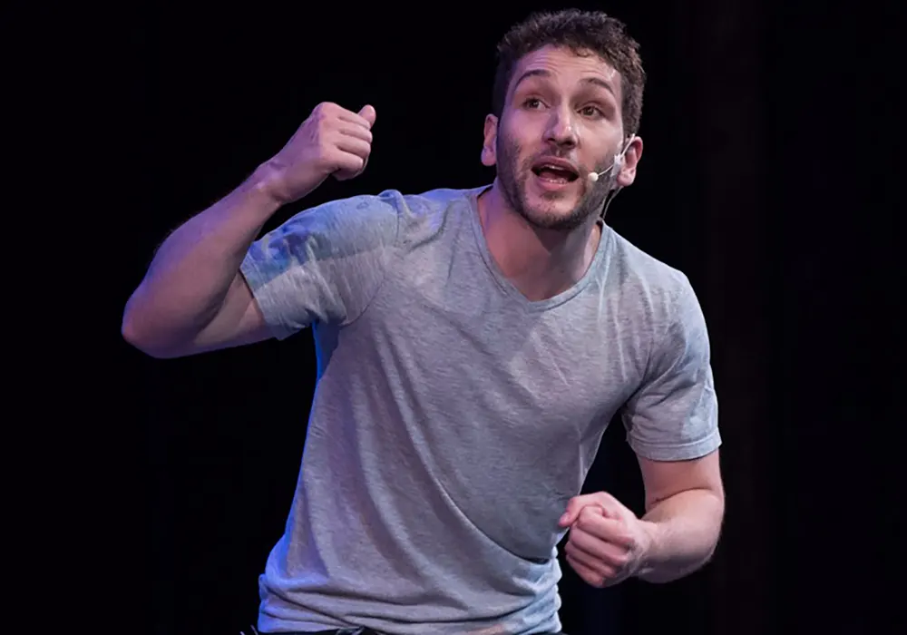El comediante Dario Orsi durante uno de sus shows, que también brindará en el seminari