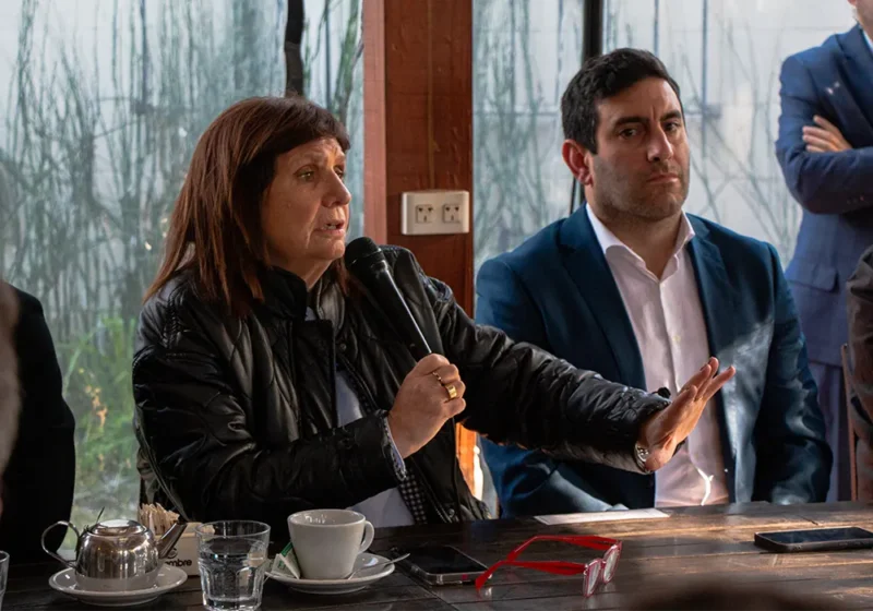 Patricia Bullrich, micrófono en mano
