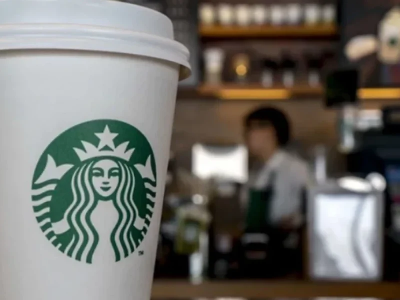 vaso con el logo de Starbucks en el mostrador de un local de la cadena