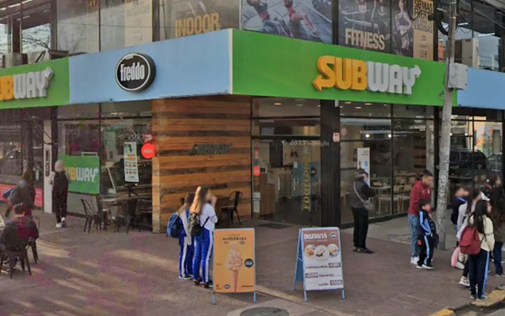 Subway 1 Aunque el local de Yrigoyen y Asborno cierra, la franquicia abrirá uno nuevo en la estación Shell de Avenida de los Lagos.