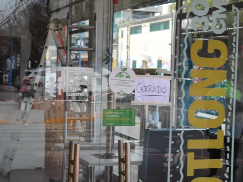 Los propietarios del local de Subway pegaron un cartel en la puerta para notificar el cierre de la sucursal de Yrigoyen y Asborno.