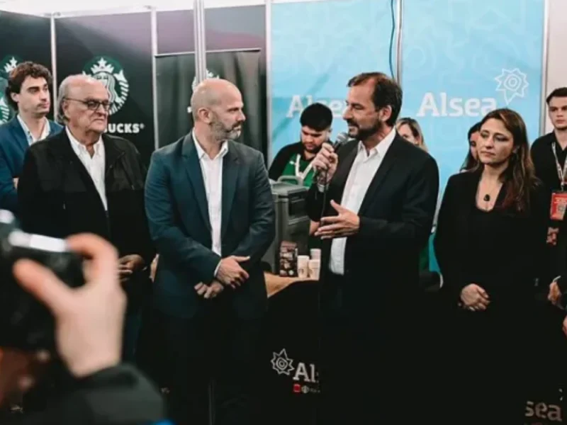 José Ignacio de Mendiguren, Ariel Sujarchuk y Santiago Farinati en el anuncio de la llegada de Starbucks a Escobar
