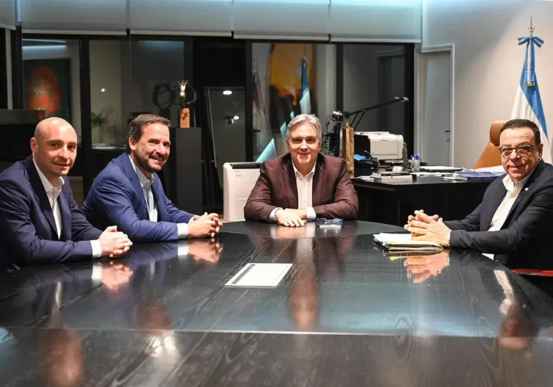 Sujarchuk reunido con Llaryora