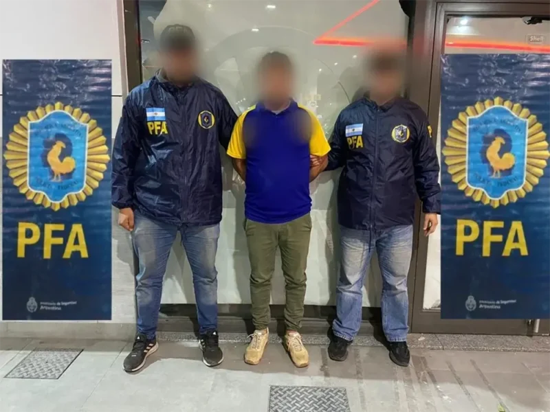 dos policías custodian al abusador de menores