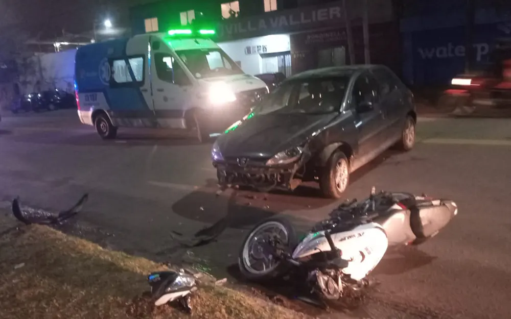 Un auto y un repartidor de Pedidos Ya chocaron en la avenida San Martín