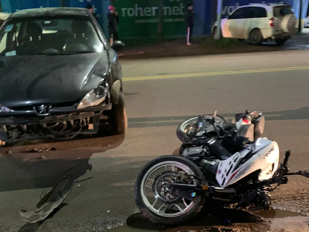 El peugeot y la moto del repartidor desparramados sobre la avenida san martin