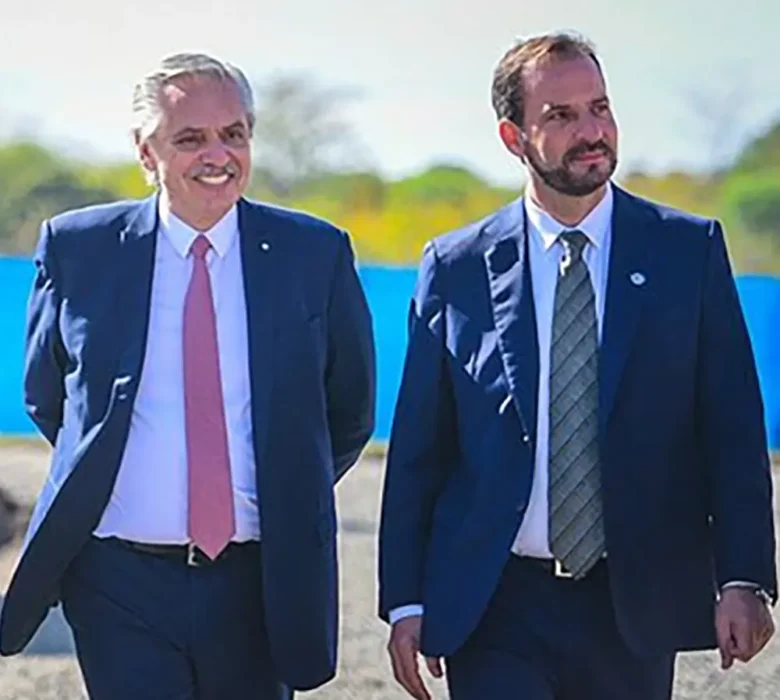 Alberto Fernández y Ariel Sujarchuk caminando