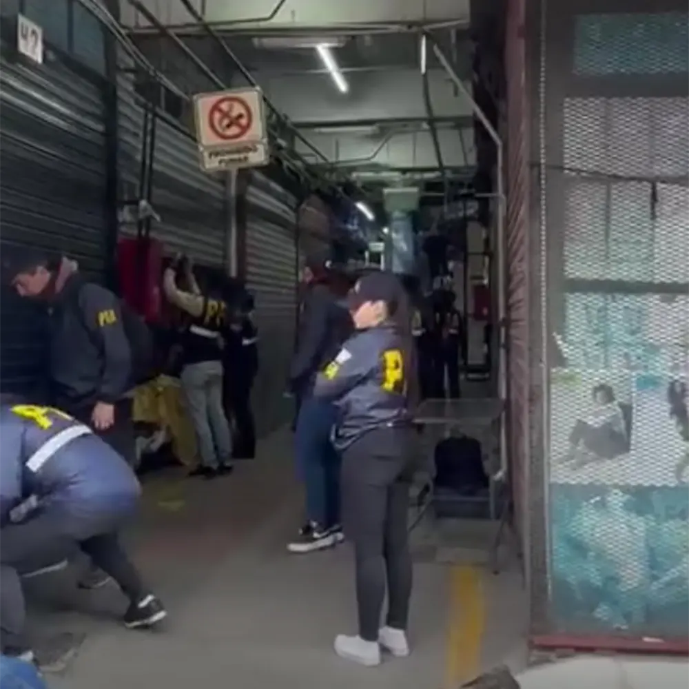 personal policial revisa los puestos de la feria