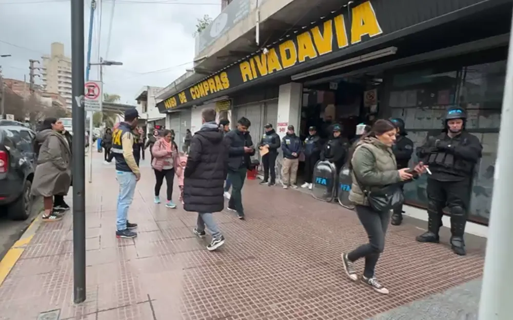 efectivos policiales en uno de los ingresos a la feria