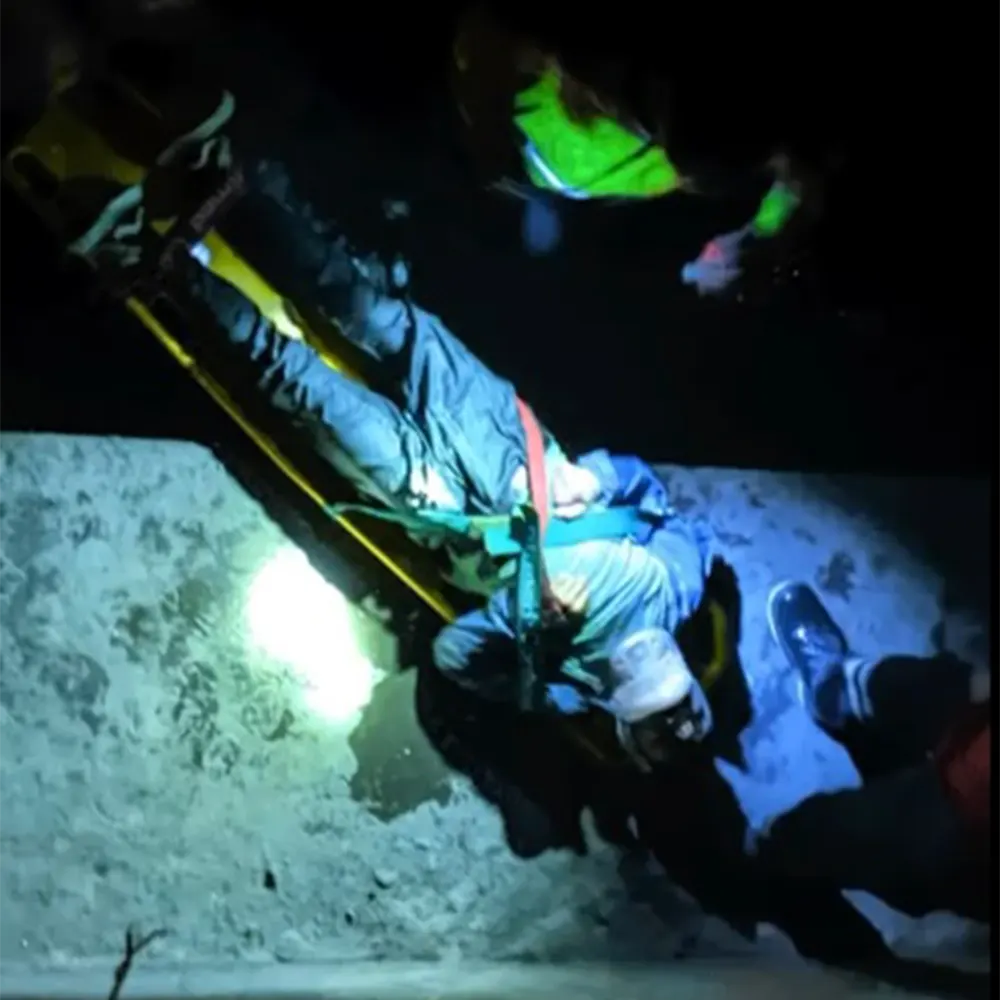 rescate del joven, inmovilizado en una camilla