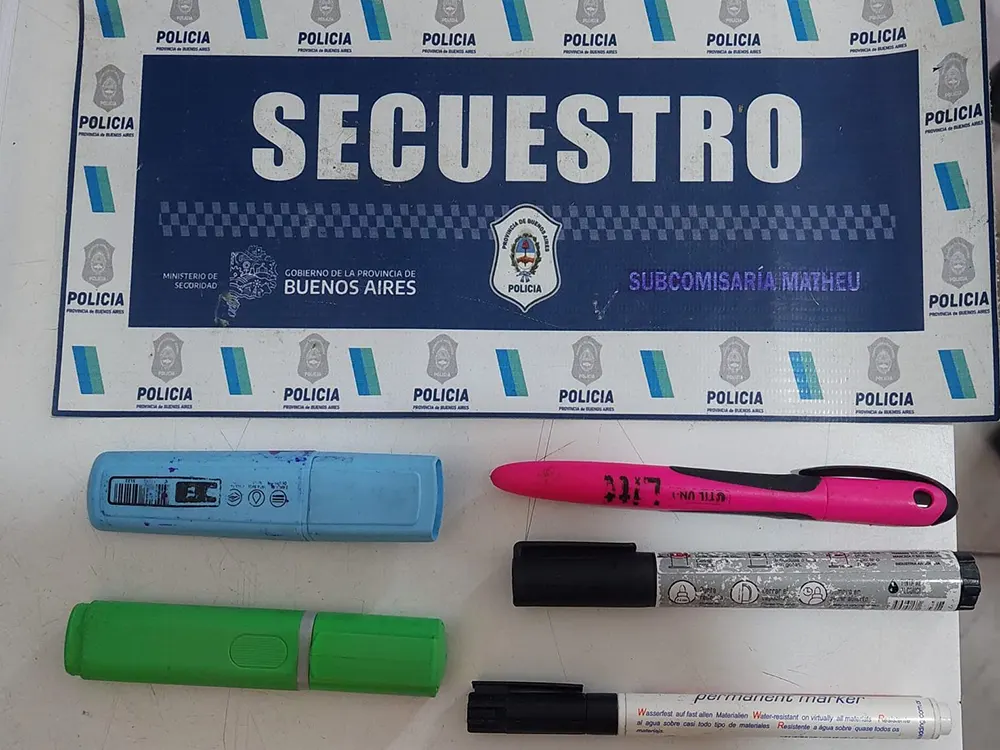 tres resaltadores y dos fibrones, los artículos sustraídos del comercio por la mujer