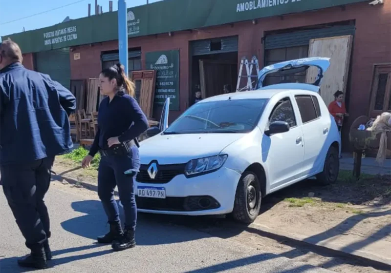 el renault sandero en el que viajaban los detenidos quedó al costado de la avenida San Martín, sobre una vereda