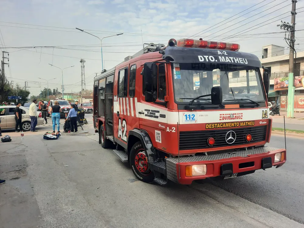 un móvil de bomberos se hizo presente en el lugar donde ocurrió el accidente